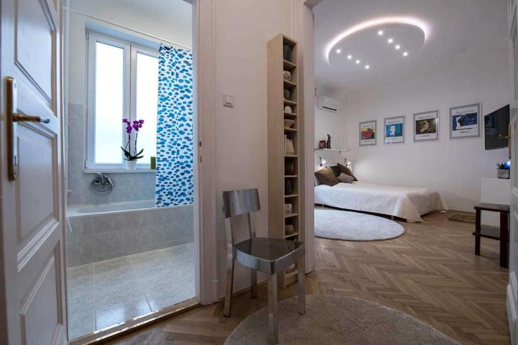 Gorgeous Flat Right Near The Center Apartment *